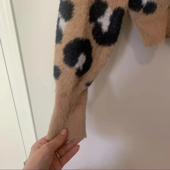 Express Cream/Tan and Black Cozy Fuzzy Eyelash Leopard Sweater Size XS - Picture 6 of 8